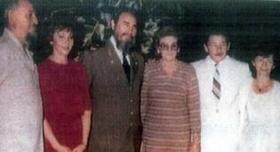 La familia Castro Ruz. Foto tomada del blog Cuba al descubierto. De izquierda a derecha: Ramón, Enma, Fidel, Angela, Raúl y Agustina. La familia Castro Ruz. Foto tomada del blog Cuba al descubierto