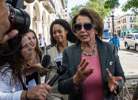 Nancy Pelosi, líder de la minoría demócrata en la Cámara de Representantes, llega al Hotel Saratoga en La Habana Vieja, el martes 17 de febrero de 2015