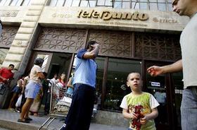 Cubanos aguardan a la entrada de la Empresa de Telecomunicaciones de Cuba (ETECSA), en La Habana,en esta foto del 28 de marzo de 2008. ETECSA Empresa telefónica de Cuba