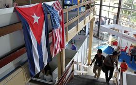 Banderas de EEUU y Cuba en la Feria Internacional de La Habana (FIHAV 2015)