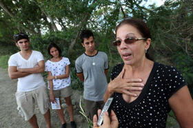 Ofelia Acevedo y sus hijos el pasado 6 de octubre en Bayamo. (Foto: Efe)