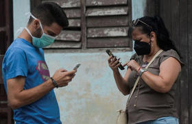 Cubanos tratan de acceder a internet en una calle en La Habana