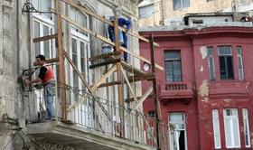 Cubanos reparan una vivienda