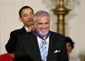 El presidente Obama entregando la Medalla Presidencial de la Libertad al médico cubano Pedro José Greer