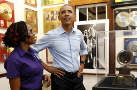 Durante su visita a Jamaica, previa a la Cumbre, el presidente Barack Obama rindió tributo a Bob Marley en el museo dedicado al artista