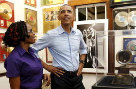 Durante su visita a Jamaica, previa a la Cumbre, el presidente Barack Obama rindió tributo a Bob Marley en el museo dedicado al artista. Durante su visita a Jamaica, previa a la Cumbre, el presidente Barack Obama rindió tributo a Bob Marley en el museo dedicado al artista