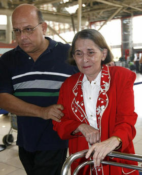 Dagoberto Valdés, acompañando a Hilda Molina, el 13 de junio de 2009 en el aeropuerto de La Habana. (REUTERS)