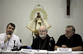 Al centro, el cardenal Sean O'Malley, de Boston; a la derecha, el obispo Bishop Thomas Wenski, de Orlando, Florida, y a la izquierda, el sacerdote Andrew Small, director de Colecta para la Iglesia Latinoamericana. La Habana, 18 de agosto de 2009. (AP)