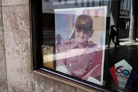 Una imagen de Raúl Castro en un edificio gubernamental en La Habana, el 11 de abril de 2021