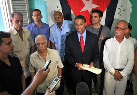 Los opositores Oscar Elías Biscet (c), Guillermo Fariñas (4i), José Daniel Ferrer (3i) y Guido Sigler Amaya (d) hicieron un nuevo llamado a la unidad de las “fuerzas democráticas” de la Isla en una declaración que busca consolidar acciones cívicas para cambios políticos, económicos y de derechos humanos en Cuba. La Habana, 4 de octubre de 2011. (EFE) Los opositores Oscar Elías Biscet (c), Guillermo Fariñas (4i), José Daniel Ferrer (3i) y Guido Sigler Amaya (d)