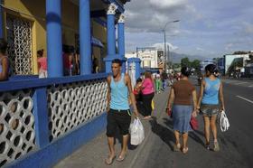 Residentes compran alimentos antes de la llegada del huracán Matthew en Santiago de Cuba el 2 de octubre de 2016