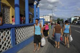 Residentes compran alimentos antes de la llegada del huracán Matthew en Santiago de Cuba el 2 de octubre de 2016. Residentes compran alimentos antes de la llegada del huracán Matthew en Santiago de Cuba el 2 de octubre de 2016