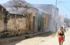 Fumigación por el dengue en Cuba en esta foto de archivo