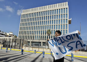 Un hombre sostiene una pancarta el lunes 20 de julio de 2015, frente a la embajada de Estados Unidos en La Habana, Cuba