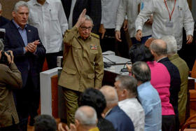 El expresidente de Cuba Raúl Castro saluda el 20 de diciembre de 2019 a los diputados de la Asamblea Nacional