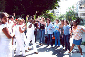 Damas de Blanco son increpadas por partidarios del régimen en las afueras del Tribunal Supremo de La Habana, 19 de marzo de 2009