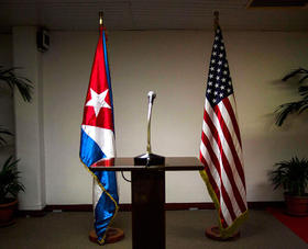 Una bandera cubana y una estadounidense adornan un podio previo a una conferencia de prensa en La Habana, el 22 de enero de 2015