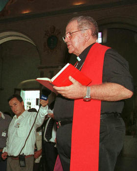 El arzobispo emérito de Santiago de Cuba, Pedro Meurice Estiú, en una misa en Santiago de Cuba el 29 de noviembre de 1998. Fotografía de archivo. (EFE)  