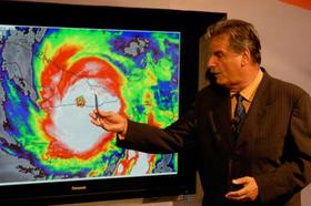 El doctor José Rubiera, del Centro de Pronósticos del Instituto de Meteorología de Cuba en un parte del tiempo, en esta imagen de archivo (foto: Cubadebate)