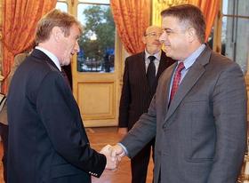 Bernard Kouchner y Felipe Pérez Roque, París.  (AFP)