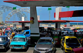 Largas filas en una estación de servicio de combustible en Cuba, en esta foto de septiembre de 2019
