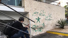 Graffiti de El Sexto tras la muerte de Fidel Castro (foto: 14ymedio)