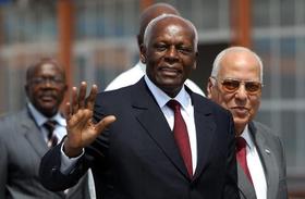 El presidente de Angola, José Eduardo Dos Santos (centro) llega a Cuba y es recibido por el vicepresidente cubano, Ricardo Cabrisas (derecha)