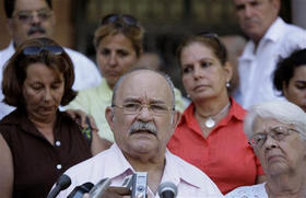 El presidente de la Asamblea General de la ONU, Miguel D'Escoto Brockmann, habla con la prensa tras reunirse con familiares de los cinco espías. La Habana, 1 de septiembre de 2009. (AP)
