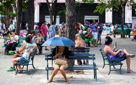 Servicio de WiFi en un parque de La Habana, en esta foto de noviembre 2015