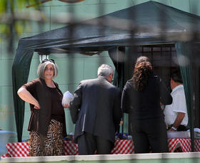 La esposa del estadounidense Alan Gross, Judy Gross (i), almuerza el sábado 05 de marzo de 2011, en La Habana, durante un receso en el juicio que se celebra contra su esposo, subcontratado de una agencia de EEUU
