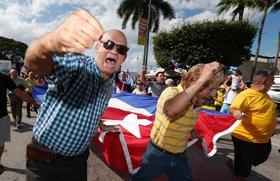 Cubanoamericanos celebran la muerte de Fidel Castro en las calles de La Pequeña Habana, el 27 de noviembre del 2016