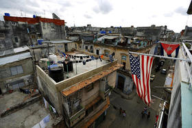 Banderas de Estados Unidos y Cuba en La Habana