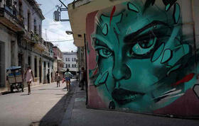 Una pintura en la calle San Isidro en La Habana, Cuba, 6 de abril de 2021