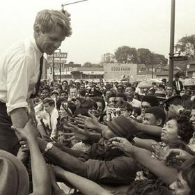 Robert Kennedy junto a simpatizantes afroamericanos