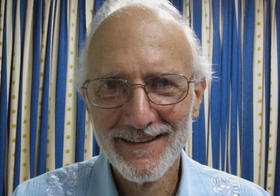 Alan Gross durante la visita del rabino Elie Abadie. Foto: AP