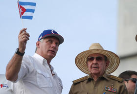 El presidente cubano Miguel Díaz-Canel junto al primer secretario del Partido Comunista de Cuba, Raúl Castro, en la celebración del Día de los Trabajadores en La Habana, 1 de mayo de 2018