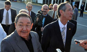 Raúl Castro despide al presidente de Guatemala, Álvaro Colom, en el Aeropuerto Internacional José Martí. La Habana, 18 de febrero de 2009. (EFE)