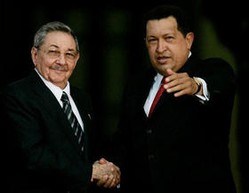 Raúl Castro y Hugo Chávez, en el Palacio Miraflores, en Caracas, el 13 de diciembre de 2008. (AP)