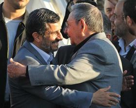 Raúl Castro despide al presidente iraní, Mahmud Ahmadineyad, hoy, jueves 12 de enero de 2012, en el aeropuerto José Martí de La Habana. (EFE)