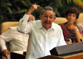 El presidente de Cuba, Raúl Castro, pronuncia un discurso en La Habana (Cuba), durante la inauguración del VI Congreso del Partido Comunista de Cuba, el sábado 16 de abril de 2011. EFE