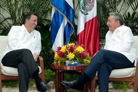 El canciller de México, José Antonio Meade (i), tras ser recibido por el gobernante cubano, Raúl Castro, el lunes en La Habana