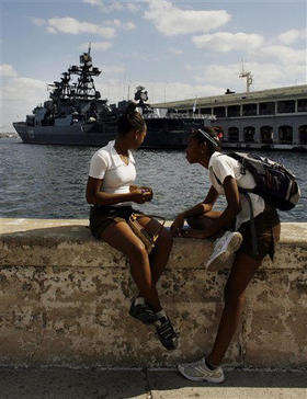 Estudiantes observan al cazasubmarinos Almirante Chabanenko desde el Malecón. (AP)