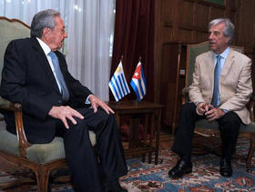 El gobernante cubano Raúl Castro y al nuevo mandatario de Uruguay, Tabaré Vázquez reunidos en la residencia presidencial de Montevideo (Uruguay) el 2 de marzo de 2015
