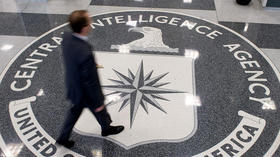 Un hombre camina sobre el logo de la CIA en los cuarteles generales de la institución en Langley, Virginia, Estados Unidos