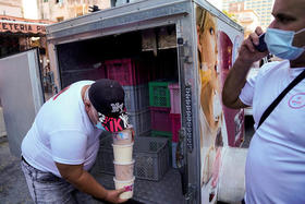 Un hombre descarga productos de la heladería Cid, una pequeña empresa familiar privada en La Habana, el 6 de diciembre de 2021