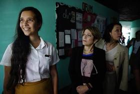 La Relatora Especial de las Naciones Unidas. Maria Grazia Giammarinaro (c), conversa con estudiantes de la escuela secundaria Julio Antonio Mella el lunes 10 de abril de 2017, en La Habana, Cuba