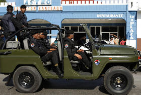 Soldados de las Tropas Especiales cubanas patrullan los alrededores del altar preparado para la misa que oficiara el papa Benedicto XVI, durante su visita a Santiago de Cuba, en esta foto de archivo. (Foto tomada de Martínoticias.) Soldados de las Tropas Especiales cubanas patrullan los alrededores del altar preparado para la misa que oficiara el papa Benedicto XVI, durante su visita a Santiago de Cuba, en esta foto de archivo. (Foto tomada de Martínoticias.)