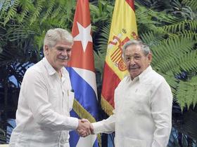 El ministro de Exteriores español, Alfonso María Dastis, y el gobernante cubano Raúl Castro