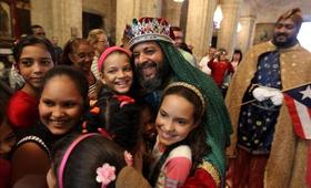 Niños cubanos junto a un integrante del grupo de religiosos. Foto: Efe