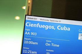 Una señal en el Aeropuerto Internacional de Miami indica el abordaje del vuelo 903 de American Airlines rumbo a Cuba